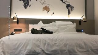 【小宝寻花】约了个白衣高颜值妹子，床上骑坐摸奶抽插抬腿侧入大力猛操